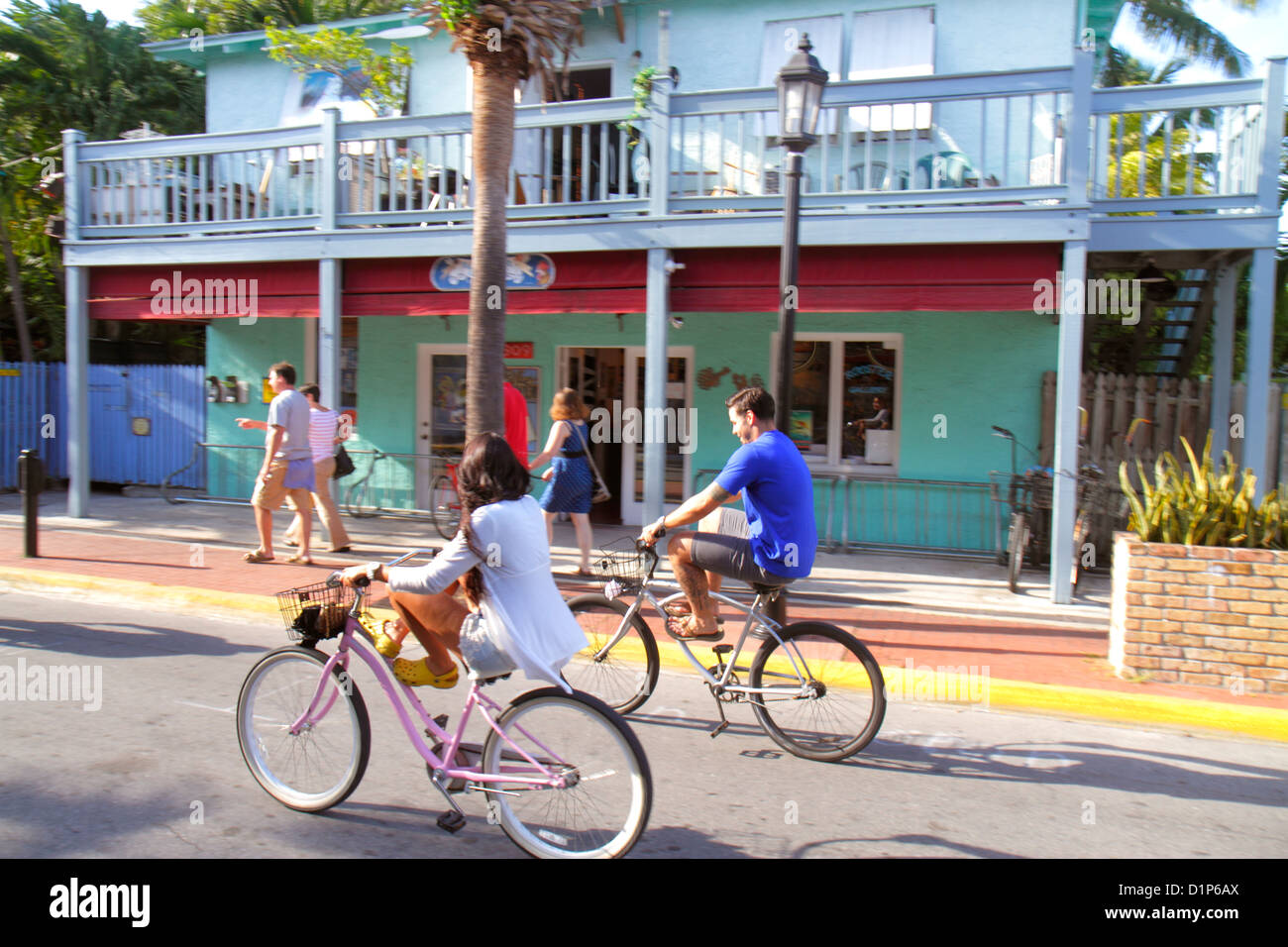 Key West Florida,Keys Bahamas Village,Petronia Street,homme hommes,femme femmes,couple,équitation,vélos,location,FL121125247 Banque D'Images