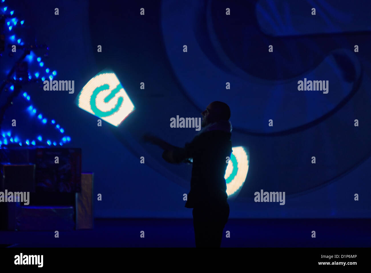 Un artiste interprète ou exécutant tourne la lumière créant les baguettes montre logo pendant un Gadget Show Live événement au centre ExCel de Londres Banque D'Images