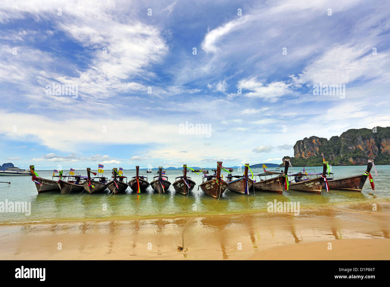 Thaï traditionnel long tail boats, West Railay Beach, Krabi, Phuket, Thailand Banque D'Images