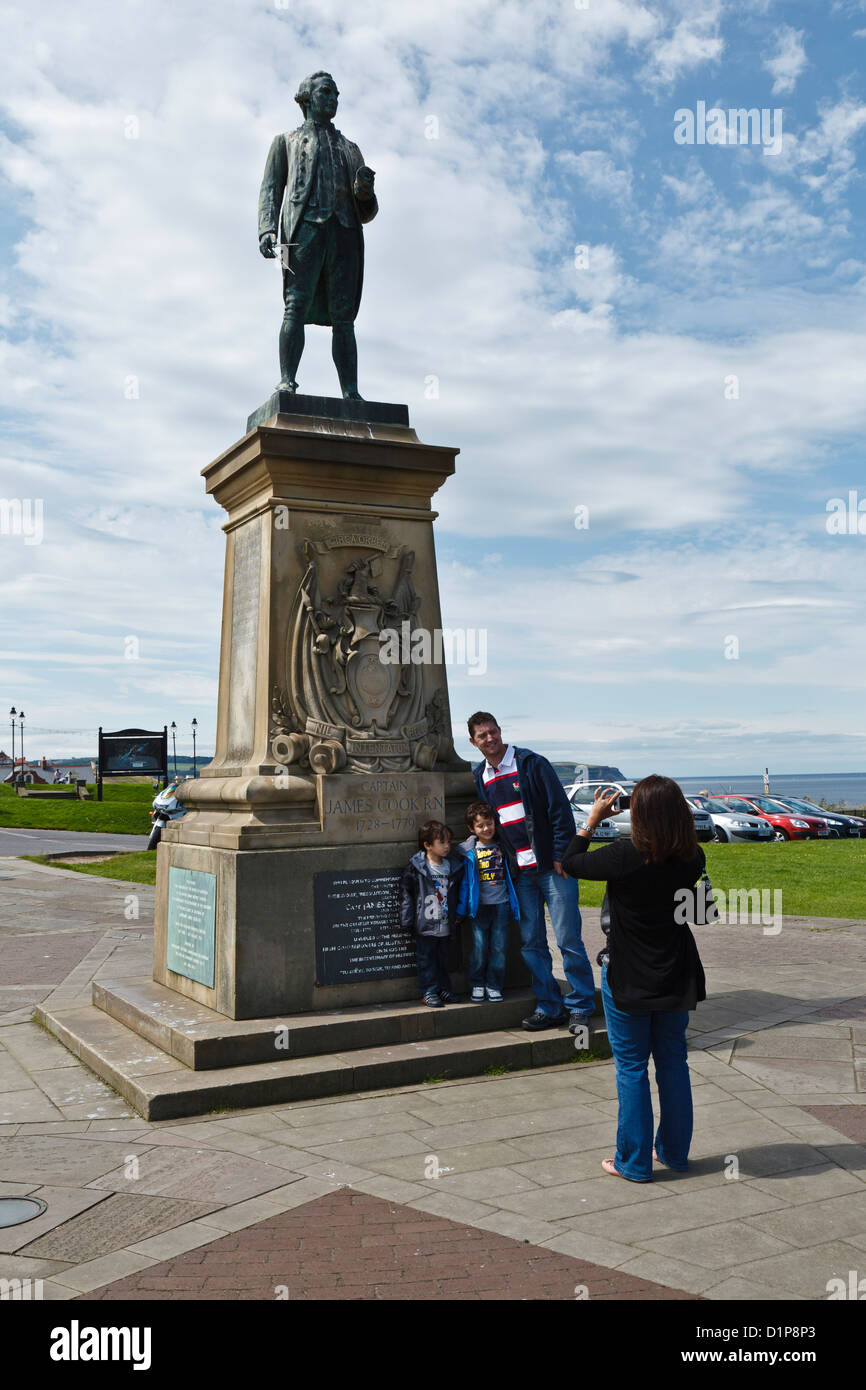 Famille ayant leur photo prise par la statue du capitaine Cook, Whitby, North Yorkshire, Angleterre Banque D'Images