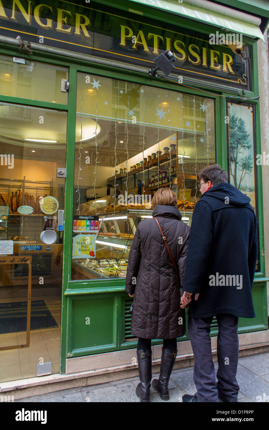 Paris, France, couple regardant, Boutique Front Window Shopping, boulangerie française, boulangerie pâtisserie, Ile Saint Louis, ancienne boulangerie française magasin front, boulangerie traditionnelle Banque D'Images