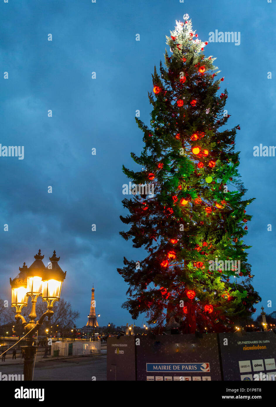 Paris, France, scènes de rue, allumé sur l'affichage de l'arbre de Noël avec des décorations de Noël sur la Place de la Concorde, dans la nuit Banque D'Images