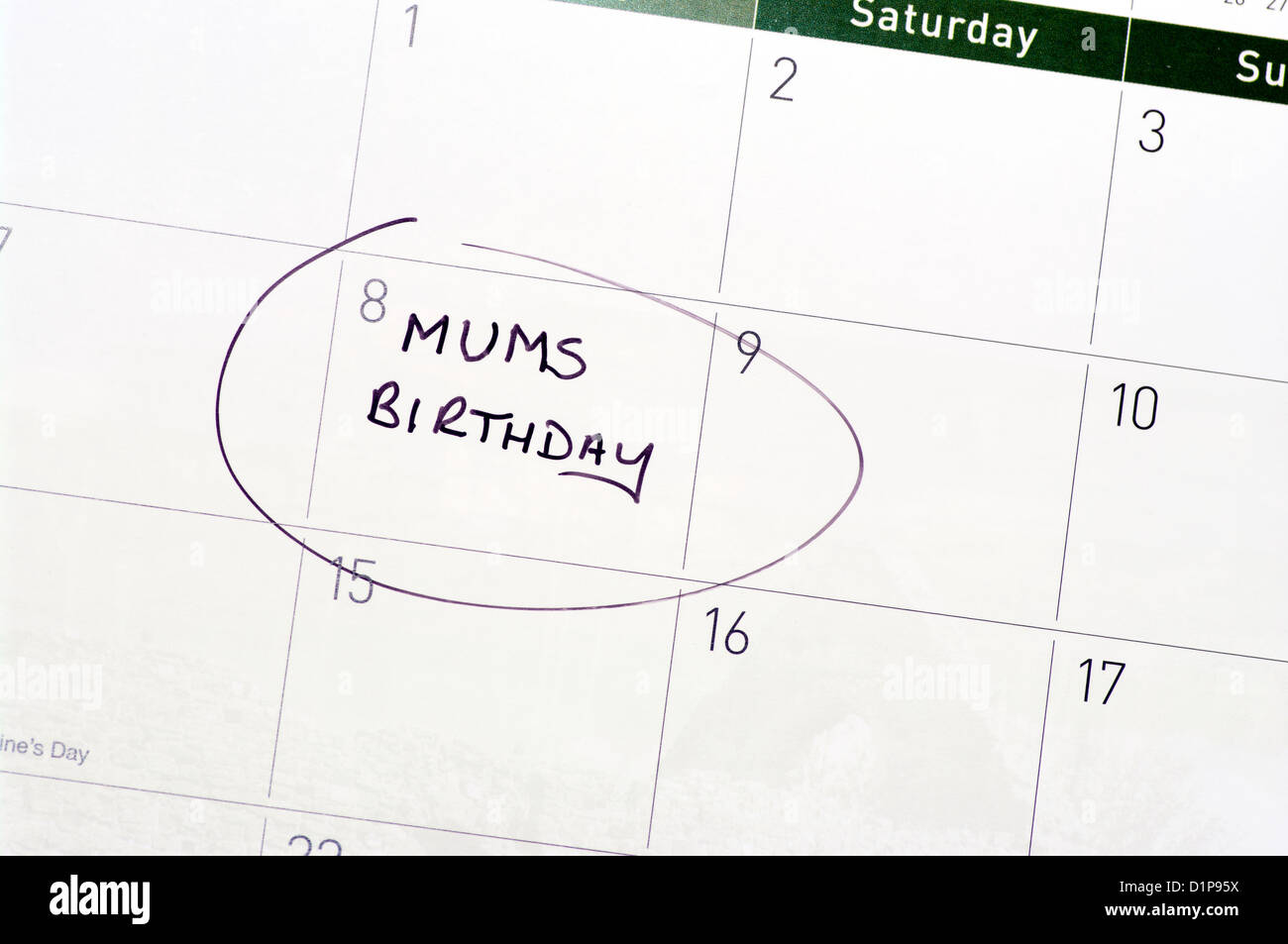 Rappel d'anniversaire maman encerclée sur un calendrier Banque D'Images