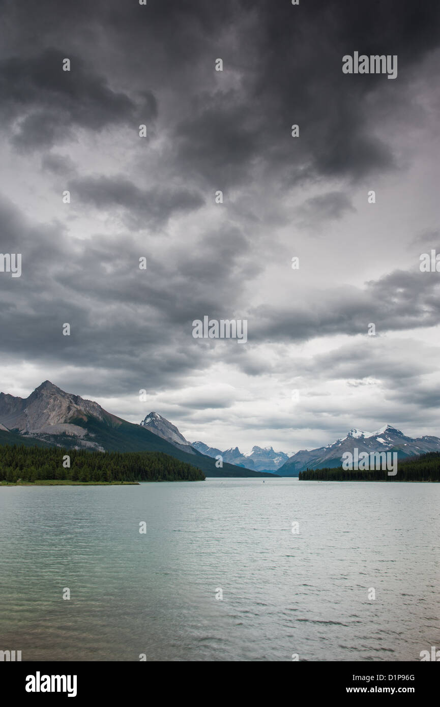 Sombres nuages sur le lac Maligne, Jasper National Park, Alberta, Canada Banque D'Images