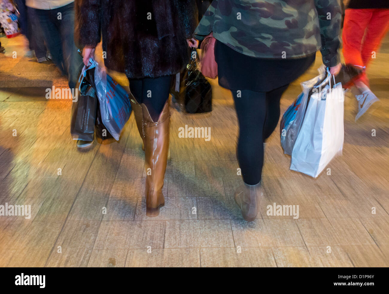 Paris, France, scènes de rue animées, détail , jambes, Des femmes qui se portent des sacs de shopping sur l'avenue des champs-Élysées, animée Banque D'Images