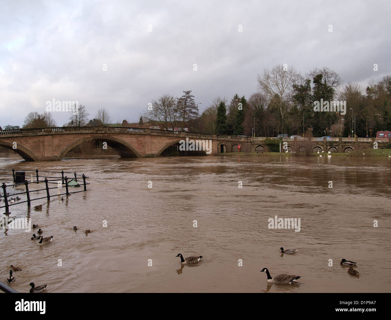 La pyramide avec l'augmentation des eaux d'inondation à Bewdley, Worcestershire. Décembre 2012 Banque D'Images