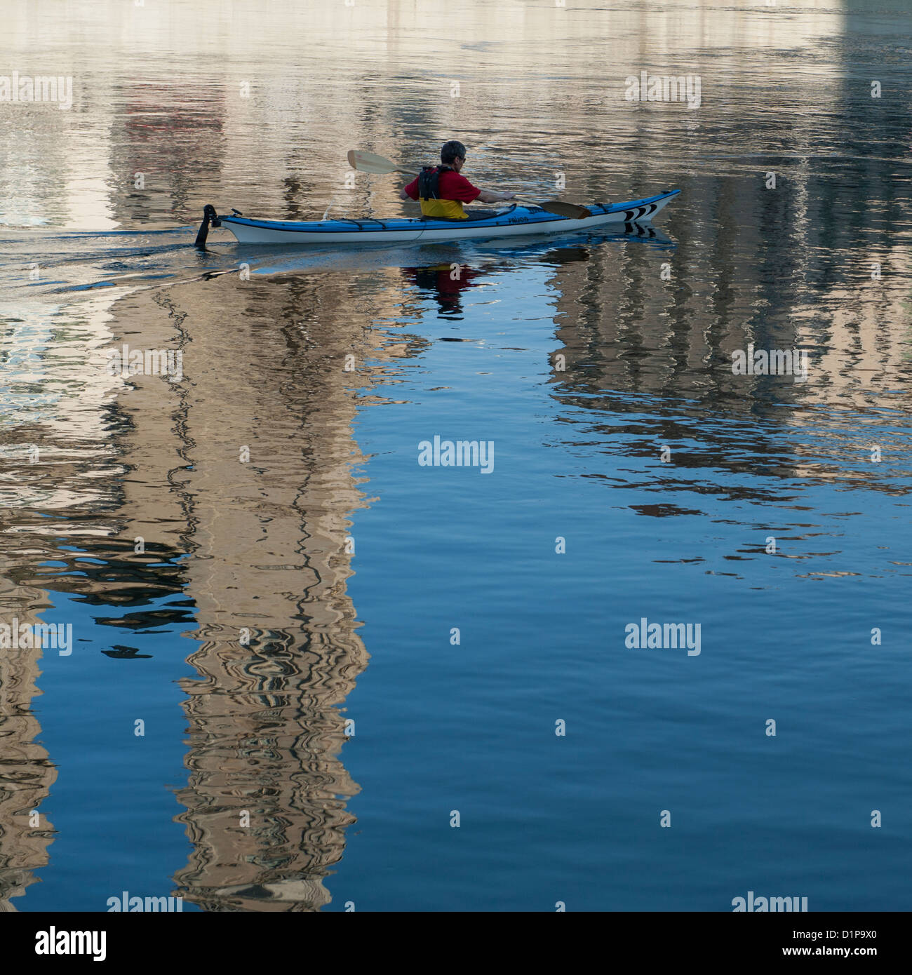 Homme kayak dans la rivière, District 1, Zurich, Suisse Banque D'Images