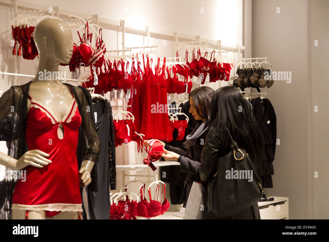 Shopping lingerie sous vetements femmes rouge en magasin shop interior Rome Italie Photo Stock Alamy