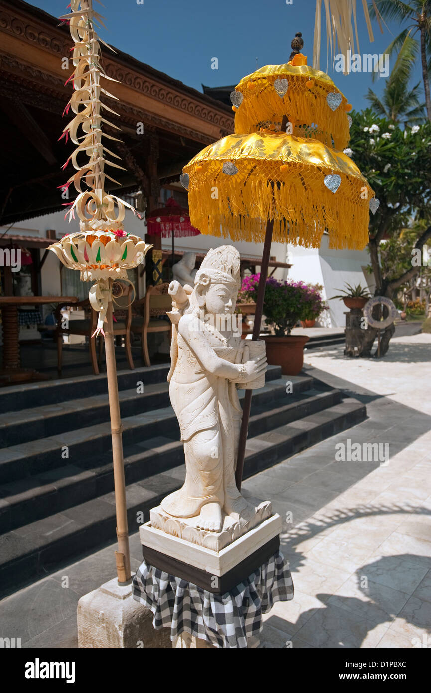 Dieu statue balinaise avec décors Nusa Dua Beach Hotel Bali Indonésie. Banque D'Images