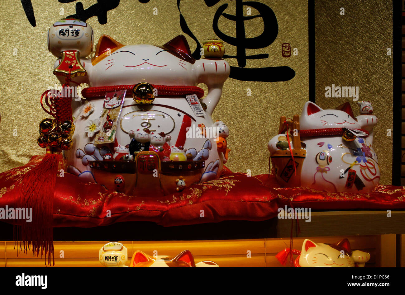 Maneki-neko lucky charm cat comme talisman en céramique bon pour pang shui à Beijing, Chine Banque D'Images