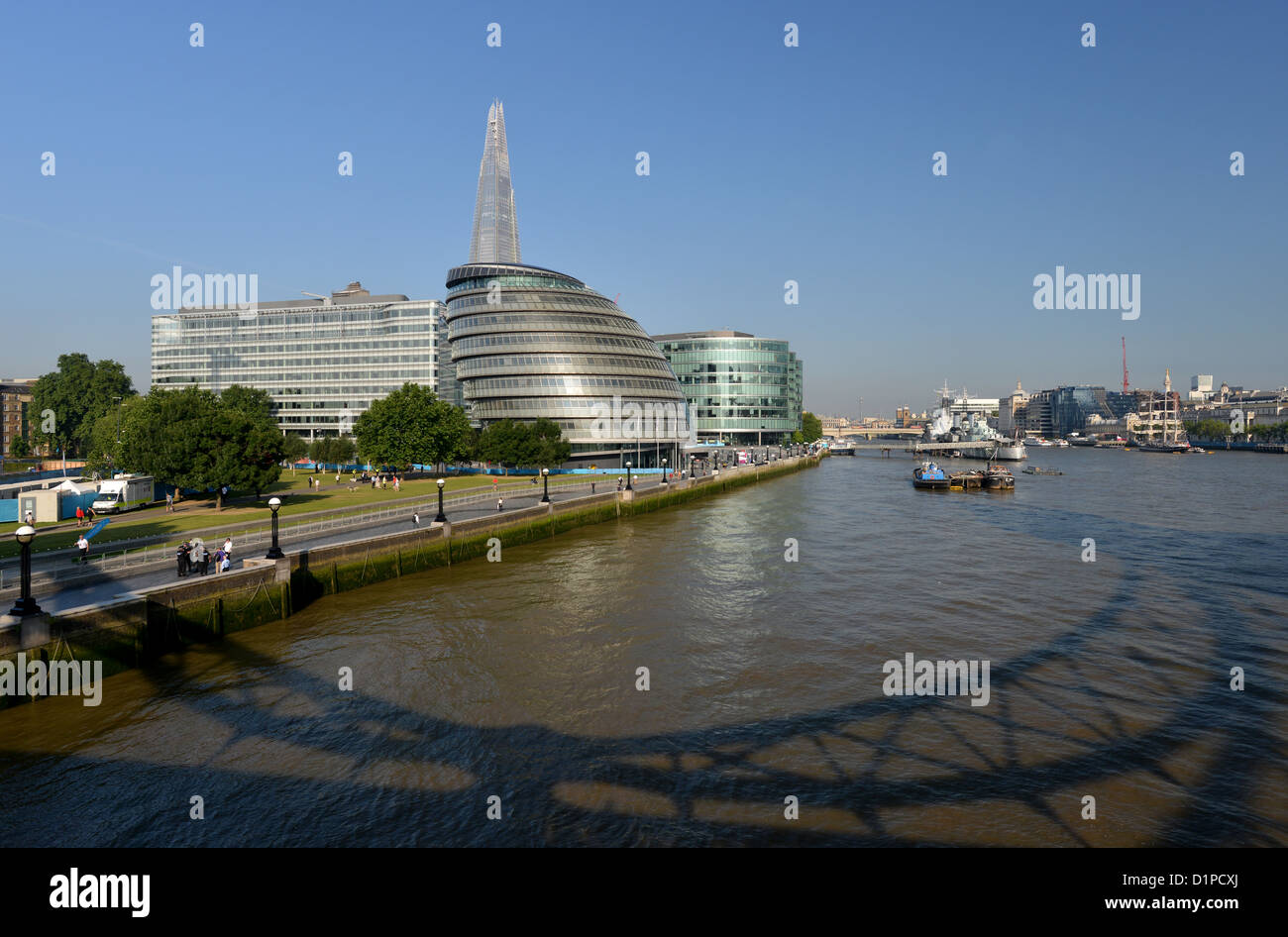 London City Hall et l'ombre de Tower Bridge sur la Tamise exprimés par la lumière du soleil tôt le matin Banque D'Images