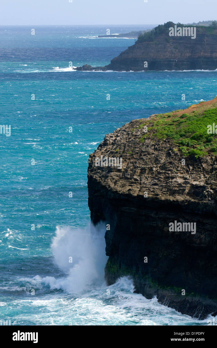 Les vagues de l'océan pacifique contre l'écrasement de la péninsule de lave, Kilauea Point National Wildlife Refuge sur l'île de Kauai, Hawaii, USA Banque D'Images