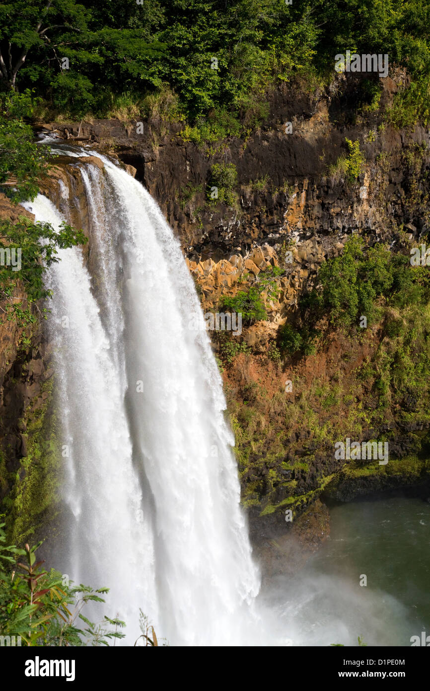 Wailua Falls situé sur le Wailua River dans la région de Wailua River State Park sur le côté est de l'île de Kauai, Hawaii, USA. Banque D'Images