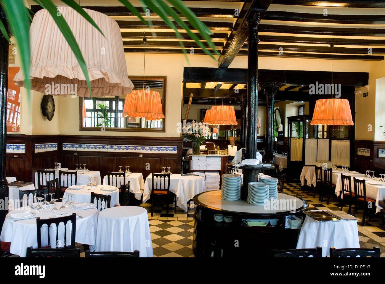 7 portes (7 portes) le plus ancien restaurant de Barcelone restaurant particulièrement recommandé la paella belle décoration antique. Banque D'Images