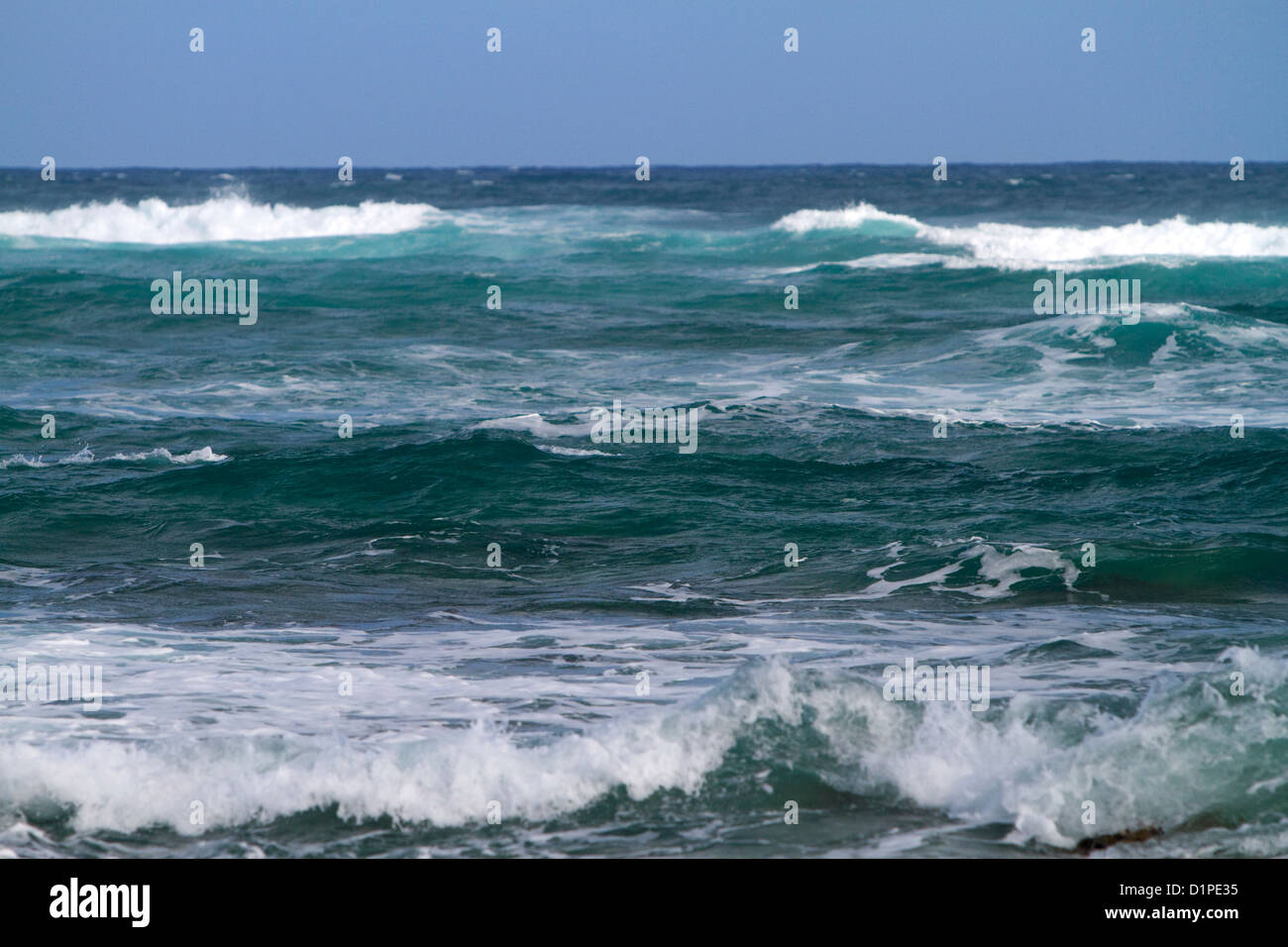Les vagues de l'océan Pacifique au large de la côte de l'île de Kauai, Hawaii, USA. Banque D'Images
