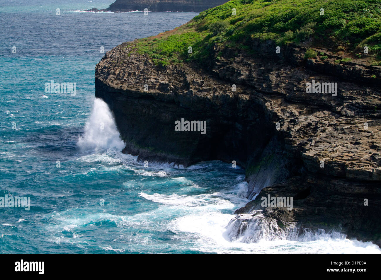 Les vagues de l'océan pacifique contre l'écrasement de la péninsule de lave, Kilauea Point National Wildlife Refuge sur l'île de Kauai, Hawaii, USA Banque D'Images