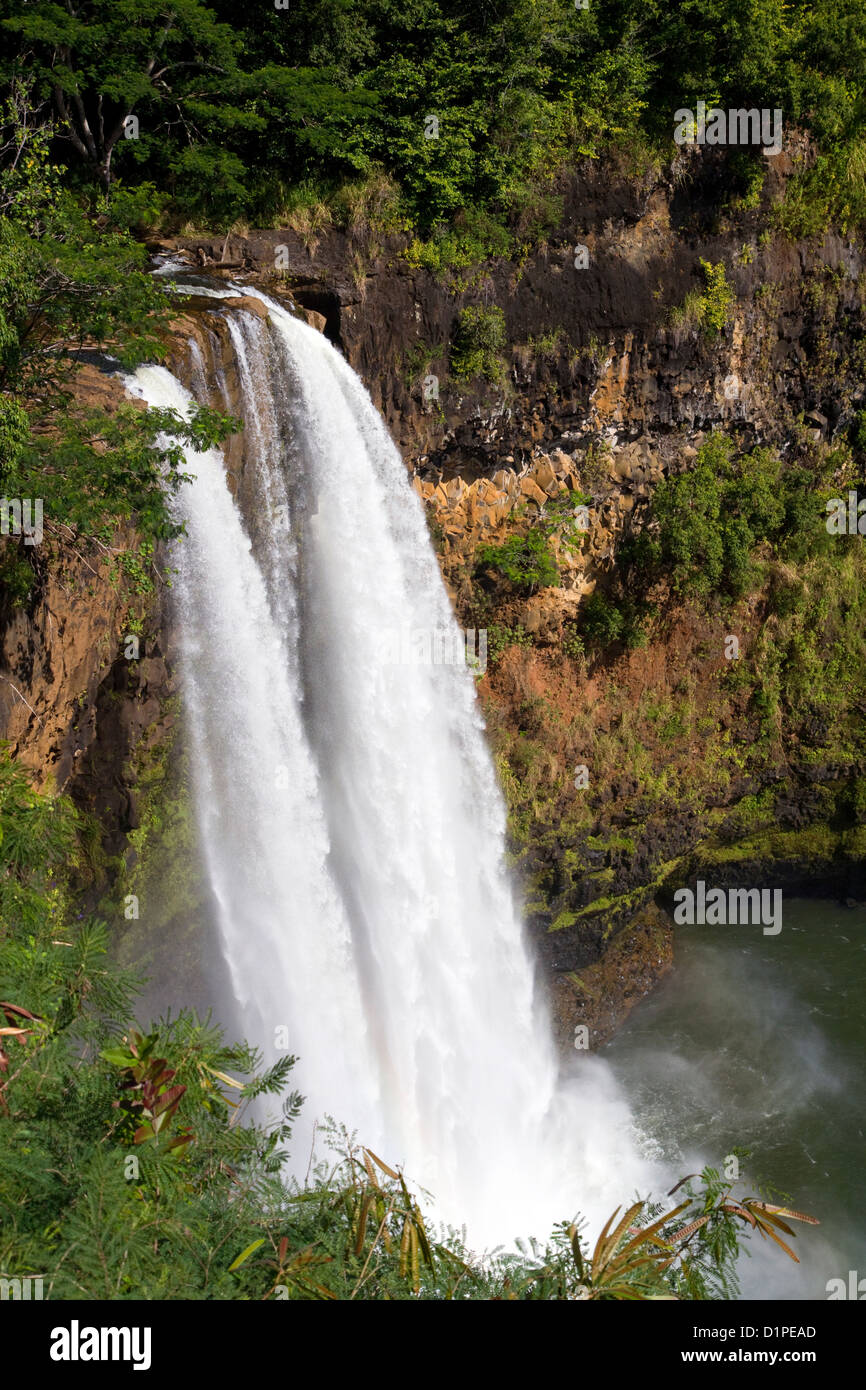 Wailua Falls situé sur le Wailua River dans la région de Wailua River State Park sur le côté est de l'île de Kauai, Hawaii, USA. Banque D'Images