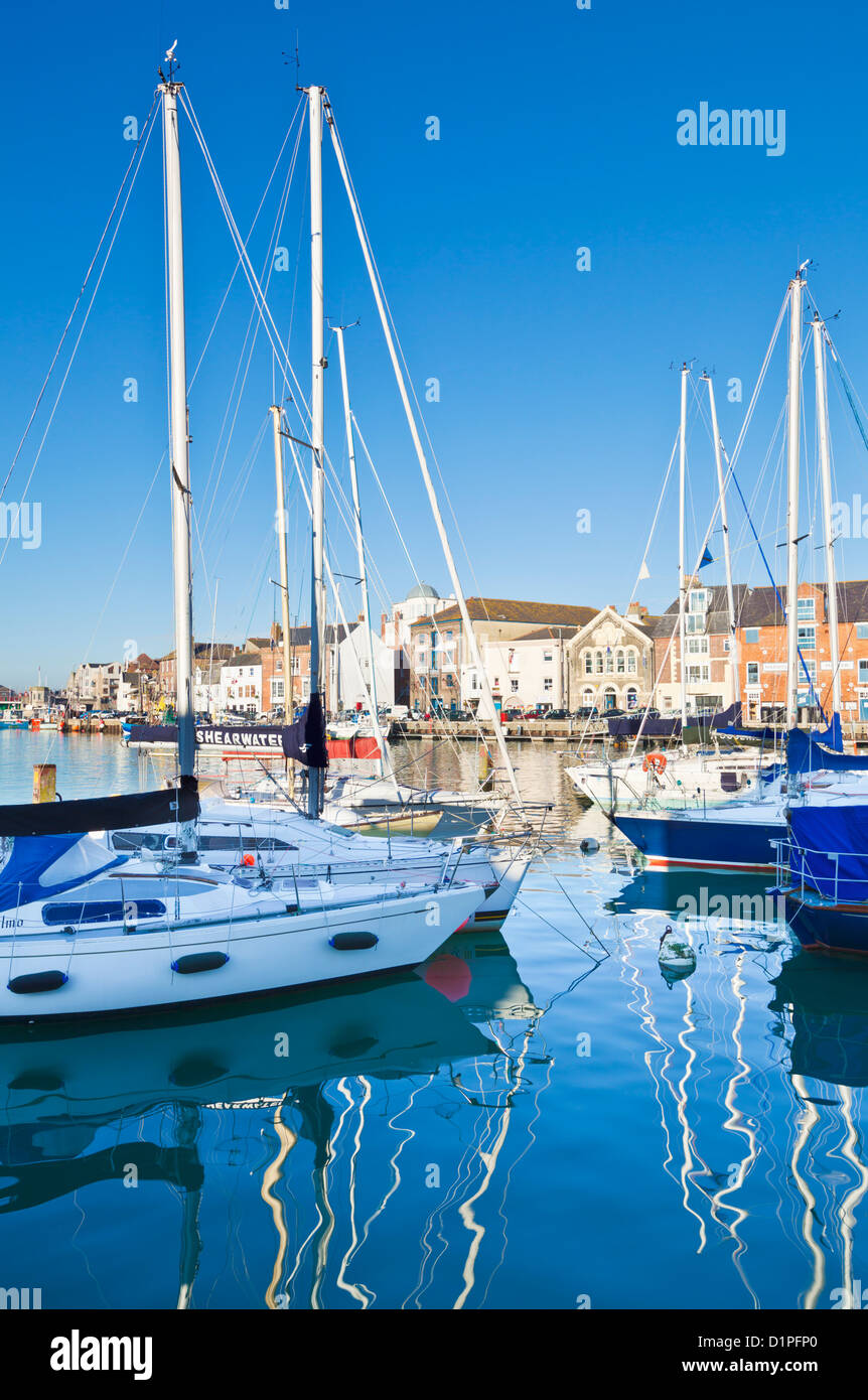 Yachts amarrés dans le vieux port de Weymouth Dorset England UK GB EU Europe Banque D'Images