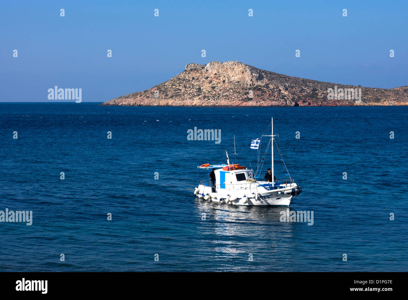 Ferry Taxi avec drapeau grec et prêtre, Kalymnos, Grèce Banque D'Images