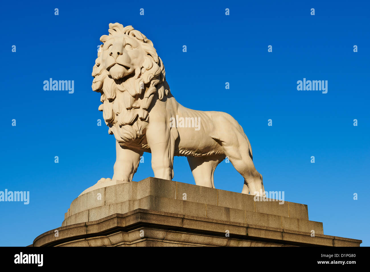 Banque du Sud Lion sur Westminster Bridge créé en 1837 par W F Woodington South Bank London UK Banque D'Images