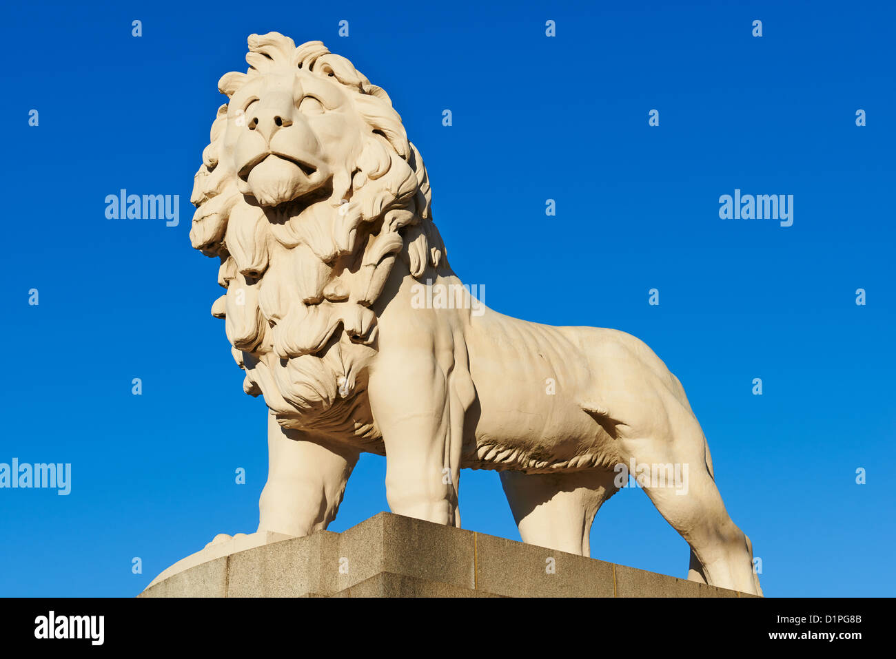 Banque du Sud Lion sur Westminster Bridge créé en 1837 par W F Woodington South Bank London UK Banque D'Images