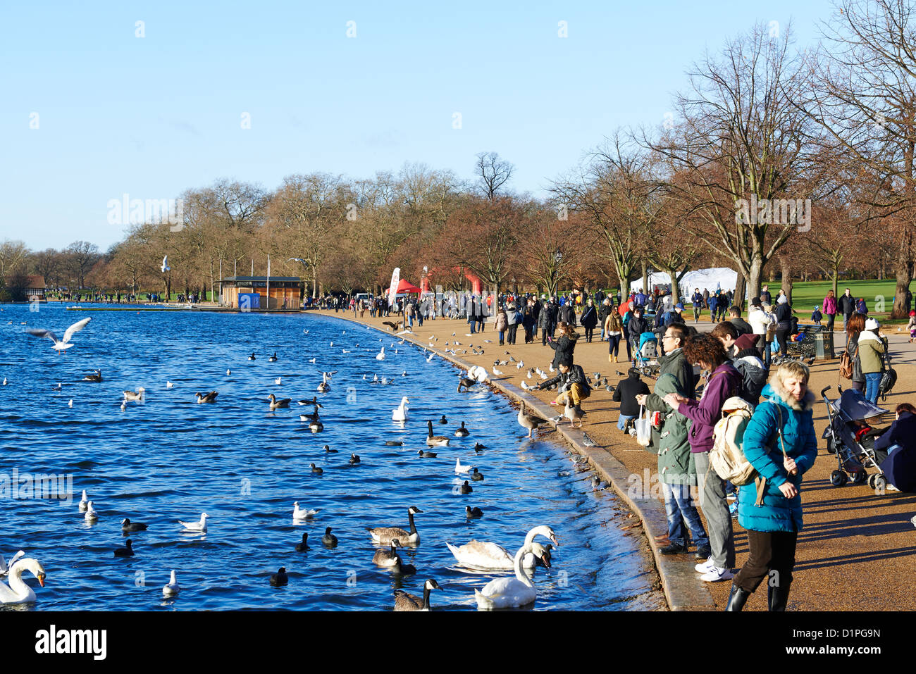 Les gens qui marchent le long de la Serpentine de Hyde Park Londres Banque D'Images
