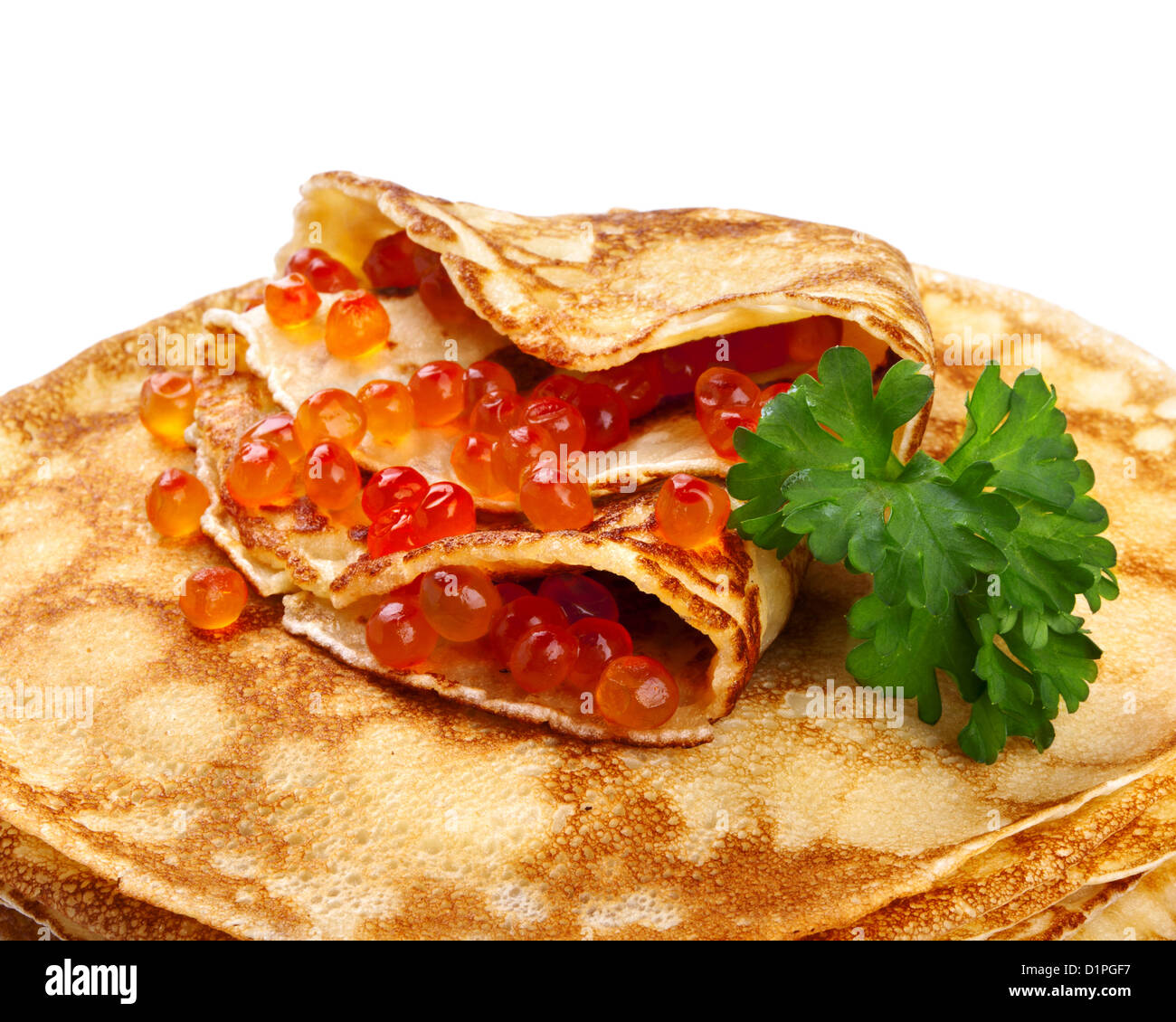 Pile de crêpes de caviar de saumon sur fond blanc Banque D'Images