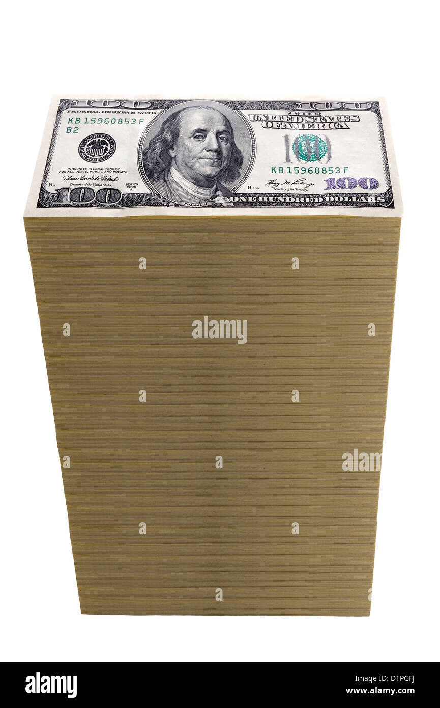 Une tour d'argent empilés les uns hundred dollar bills isolated on white Banque D'Images
