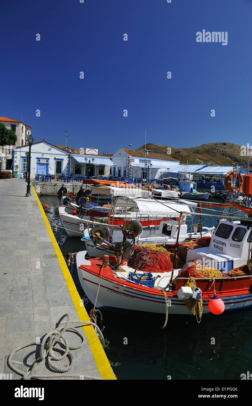 Bateau de pêcheur coloré dans l'agréable port de Myrina, Limnos, nord-est de l'Égée. La Grèce. Banque D'Images
