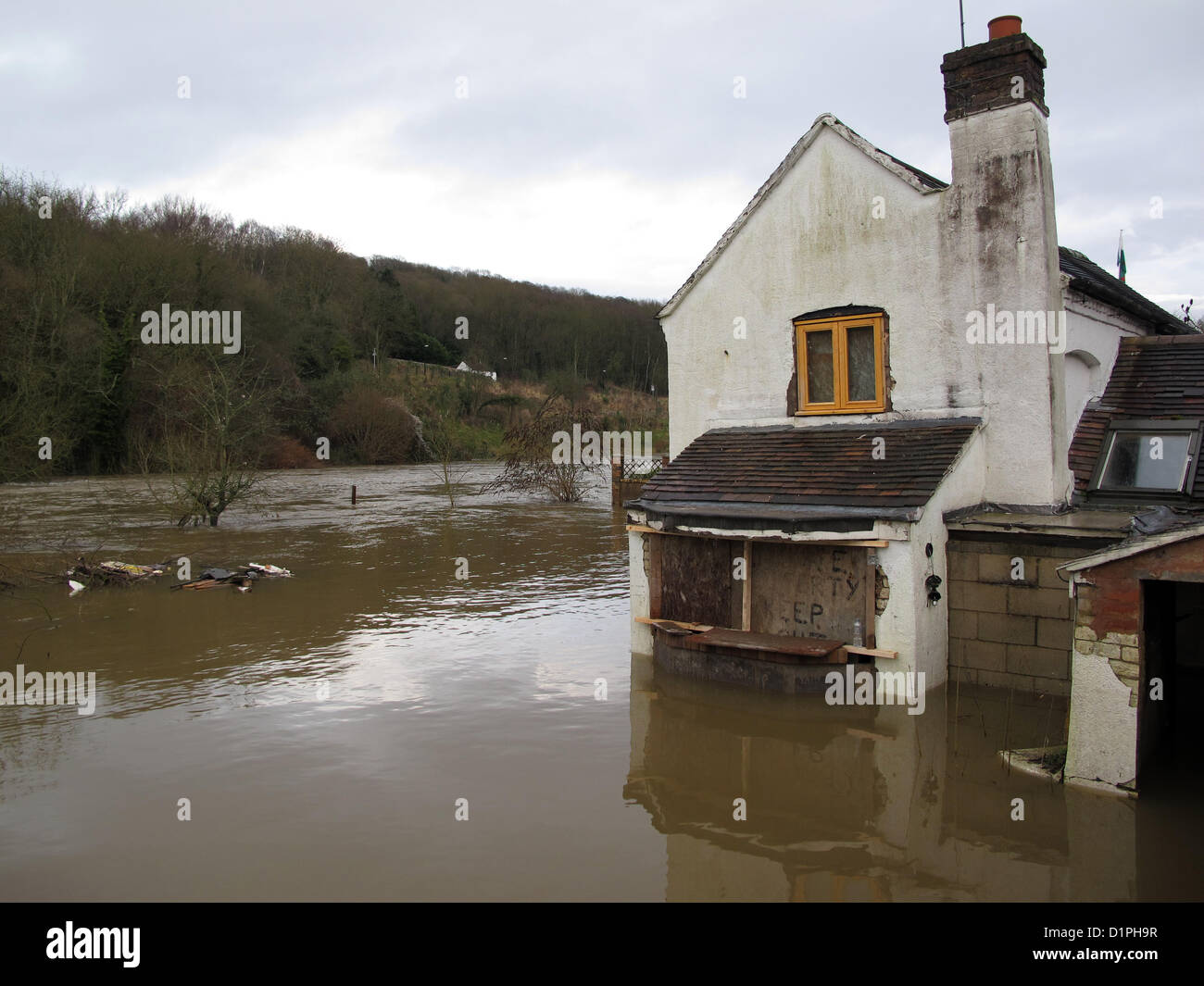 2 janvier 2013. Les inondations à Jackfield, Shropshire, au Royaume-Uni. Un jardin et de la maison se trouvent la partie submergée comme la rivière Severn se lève et les inondations. Banque D'Images