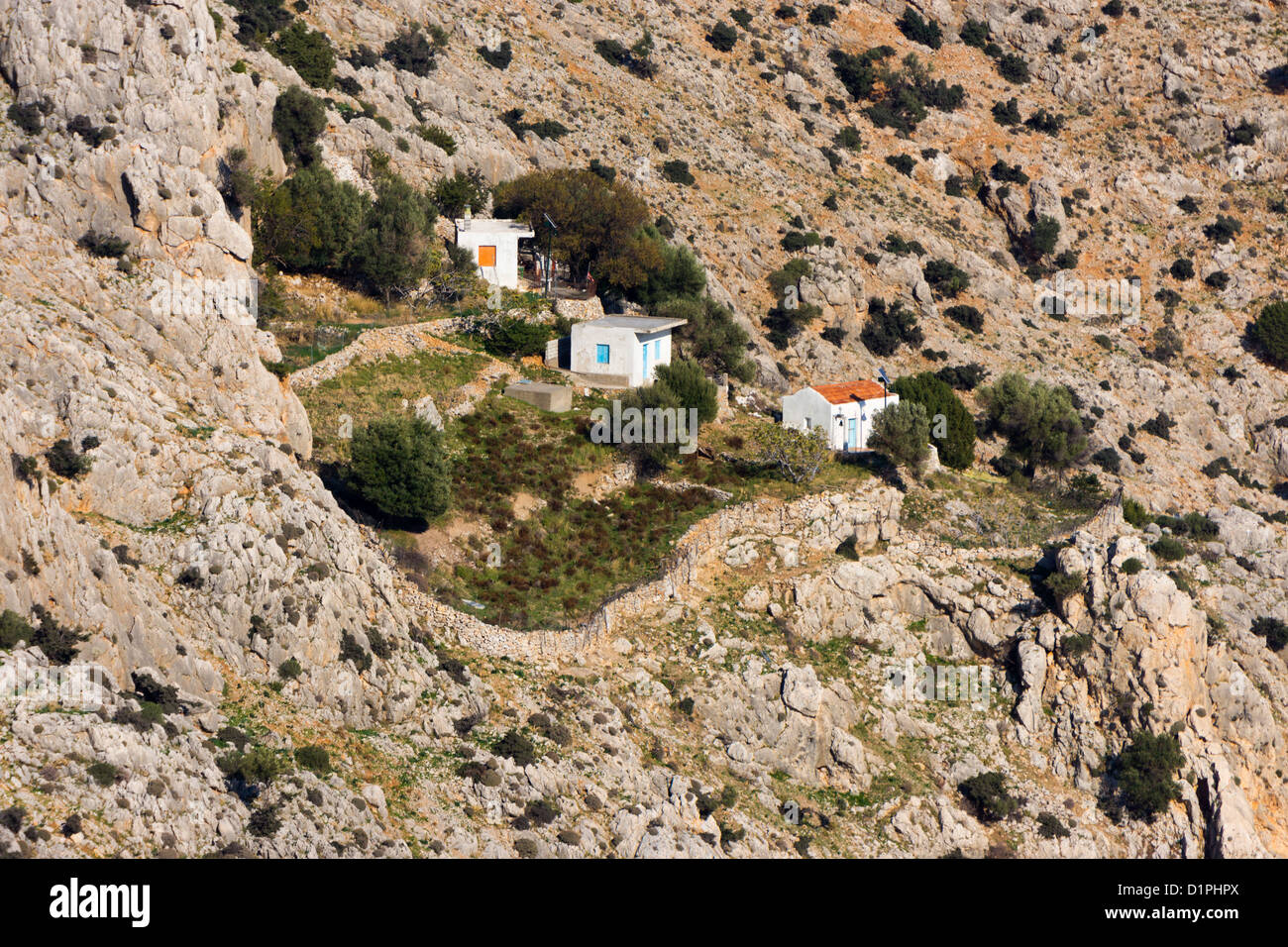 Petite chapelle avec les arbres et les terrasses, Vathy, Kalymnos, Grèce Banque D'Images