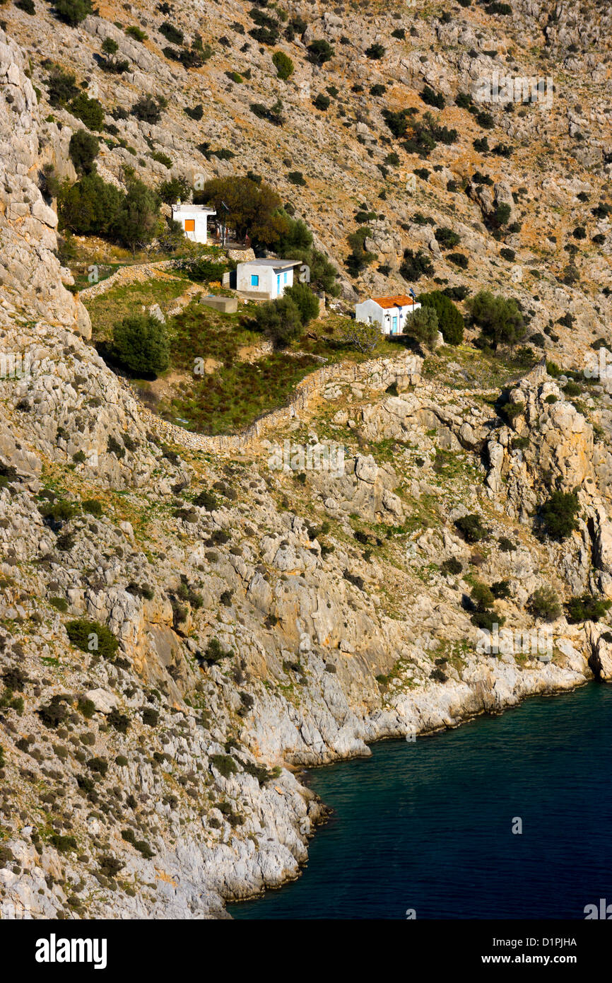 Petite chapelle avec des arbres par la mer, Vathy, Kalymnos, Grèce Banque D'Images