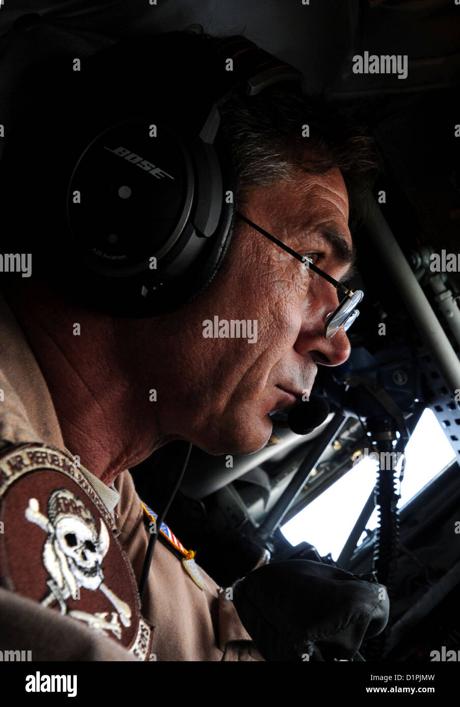 Le sergent-chef en chef. Robert Renn, KC-135 Stratotanker perchman, effectue un ravitaillement en vol sur l'Afghanistan, le 22 décembre. Au cours de ce vol, le 340e oreilles atteint 50 000 heures de vol pour l'année 2012. Au cours de la mission, l'équipage plein d'un B-1B Lancer Banque D'Images