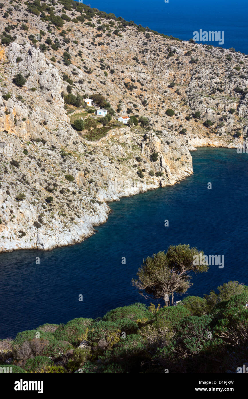 Petite chapelle avec des arbres par la mer, Vathy, Kalymnos, Grèce Banque D'Images