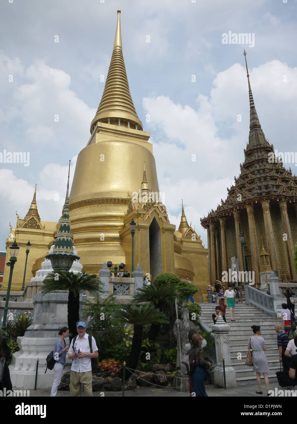 L'énorme chedi doré où les cendres de Bouddha ou les os sont consacrés à Bangkok en Thaïlande Banque D'Images