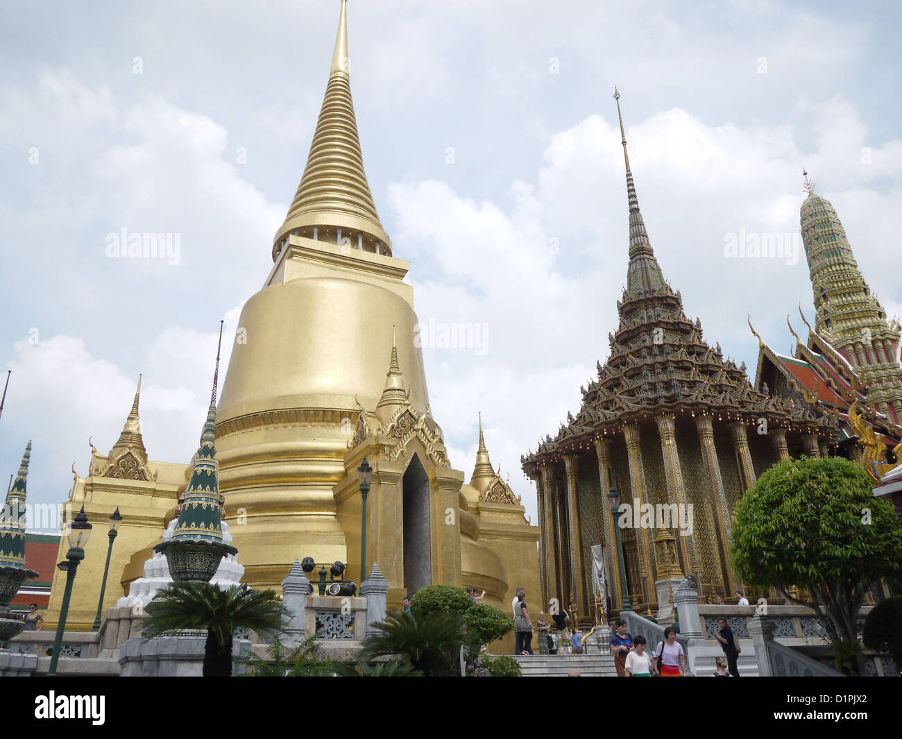 Phra Sri Rattana Chedi - l'énorme chedi doré où les cendres de Bouddha ou les os sont consacrés. Banque D'Images