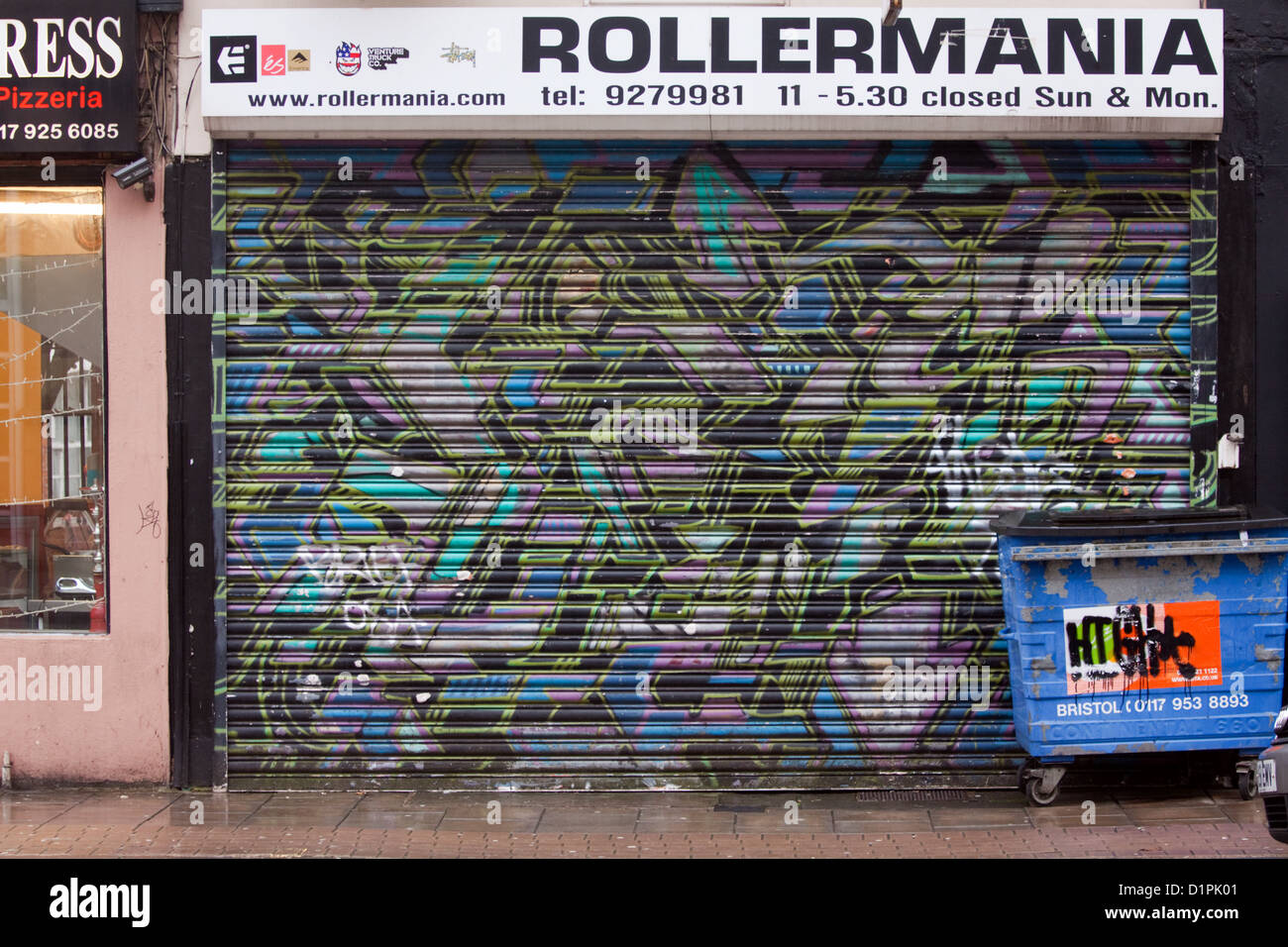 L'obturateur Rollermania à 62 Park Row Bristol avec street art par Banksy et Kato qui a récemment été repeints Banque D'Images