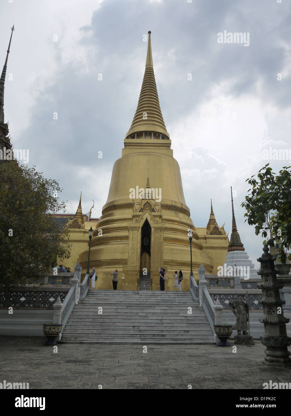 Phra Sri Rattana Chedi - l'énorme chedi doré où les cendres de Bouddha ou les os sont consacrés. Banque D'Images
