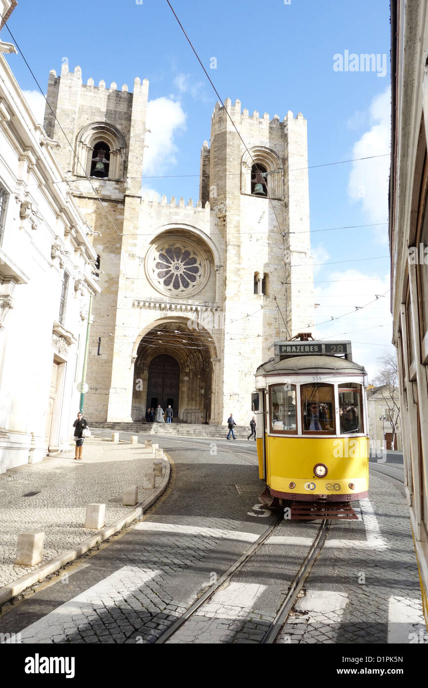 Portugal Lisbonne alfama tramway 28 rue route streetcar electrico Banque D'Images