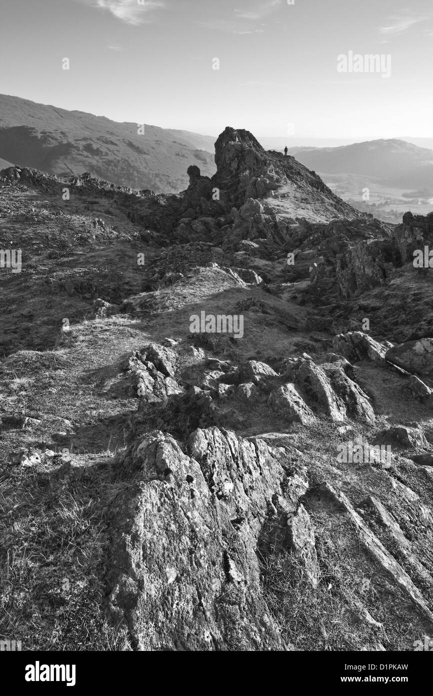 Le lion et l'agneau sur Helm Crag sommet en noir et blanc, Parc National de Lake District, Cumbria, England, UK Banque D'Images