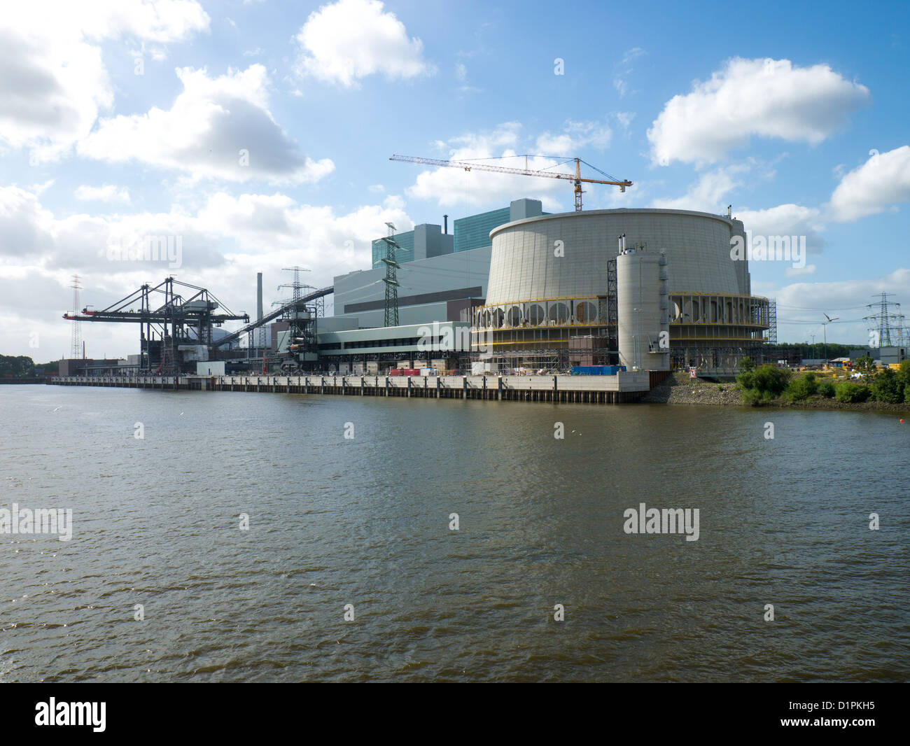 Nouvelle centrale électrique au charbon à l'Elbe près de Moorburg jusqu'à Hambourg, Allemagne.. Banque D'Images