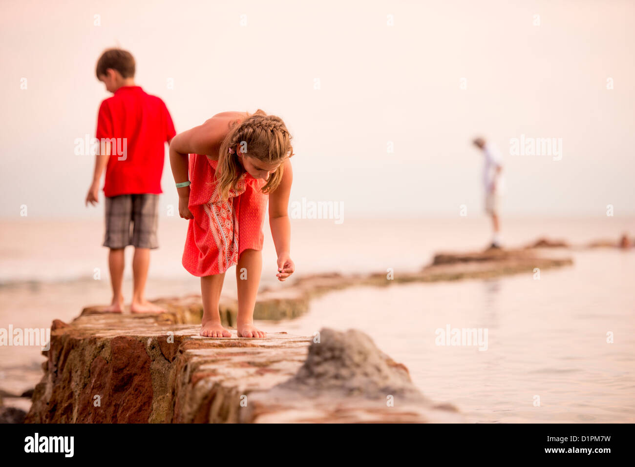 Enfants jouant sur jetty Banque D'Images