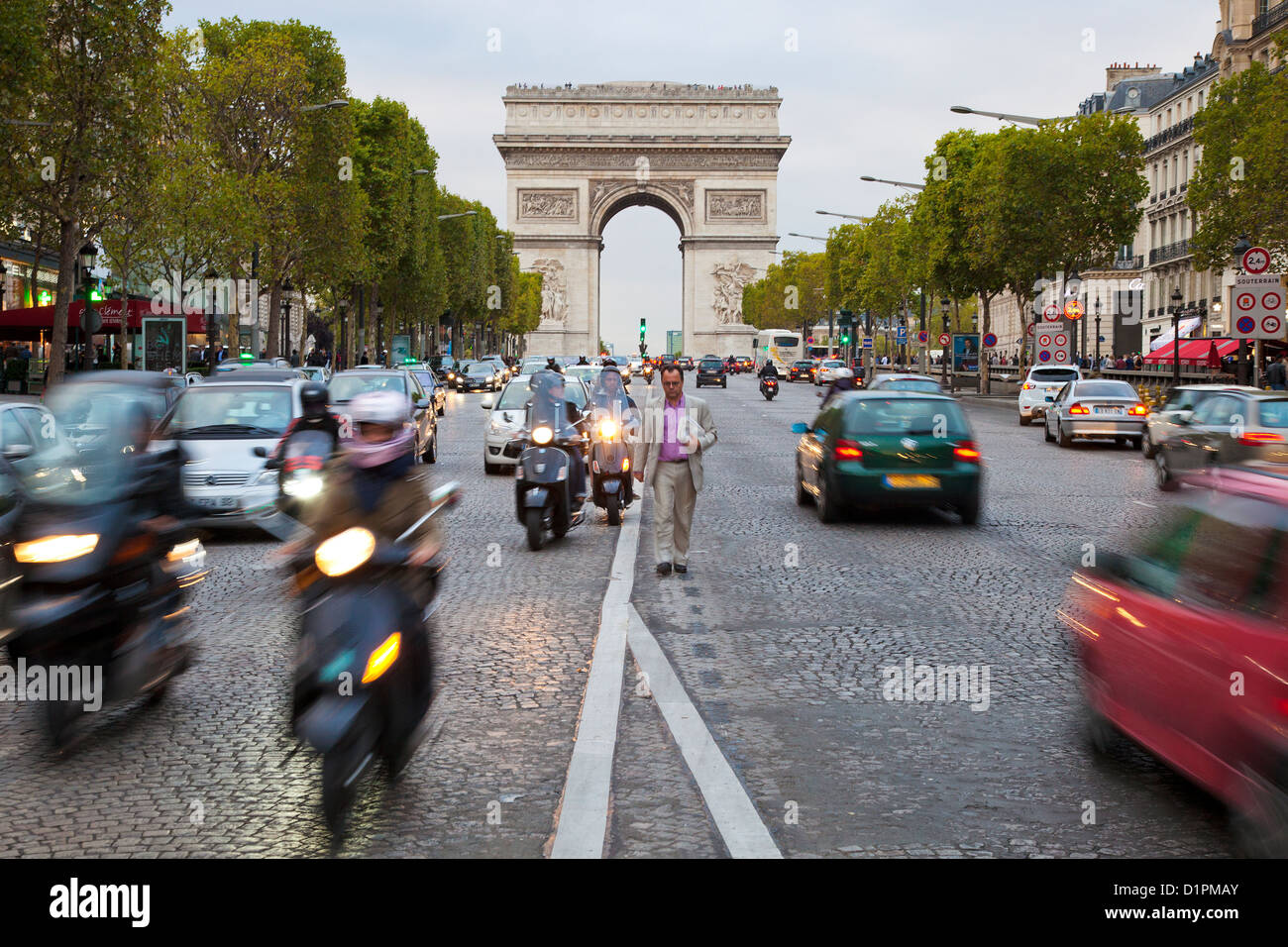 L'homme au milieu de l'Avenue des Champs-Élysées en face de l'Arc de Triomphe à Paris ; l'Arc de Triomphe à Paris Banque D'Images