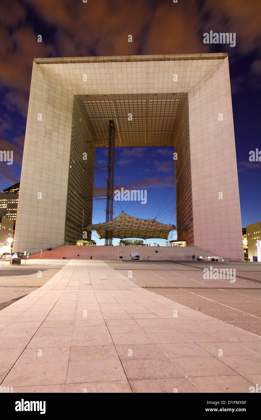 La Grande Arche à Paris la nuit Banque D'Images