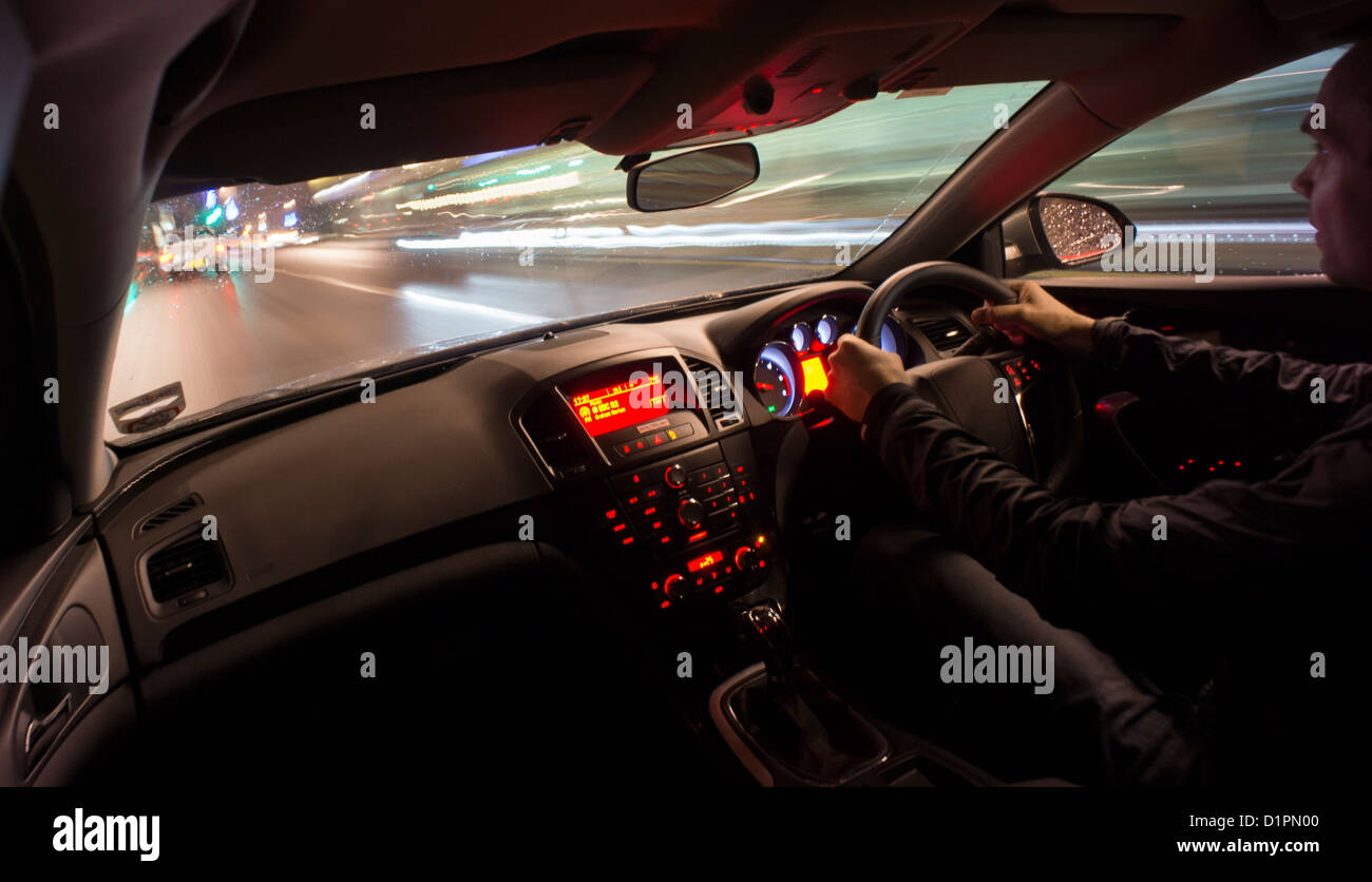 À l'intérieur d'une voiture roulant de nuit rapide de l'intérieur de la voiture. Banque D'Images