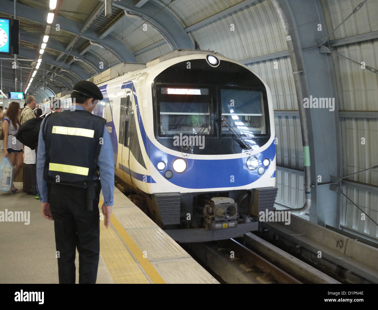 Garde de sécurité train bangkok Photo Stock - Alamy