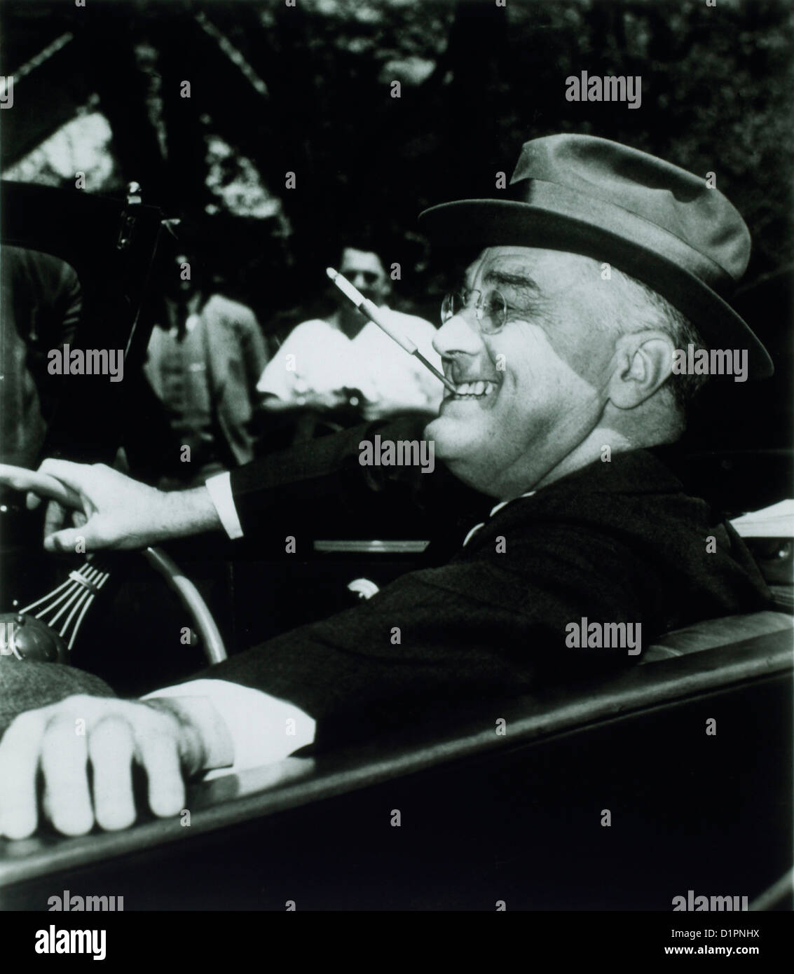 Franklin Roosevelt, 32e président des États-Unis d'Amérique, cigarette pendant la conduite automobile, 1939 Banque D'Images
