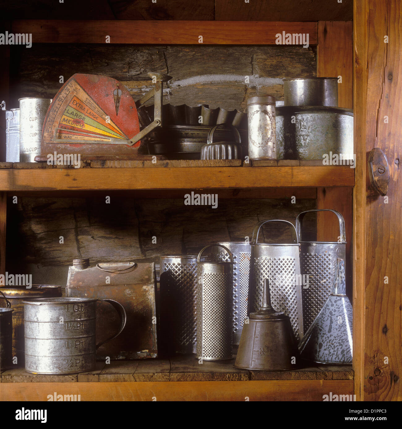 La collection affiche - cuisine Vintage met en œuvre vont de la niveleuse d'oeufs de râpes, bidons d'huile, vintage tin ware, etc. Banque D'Images