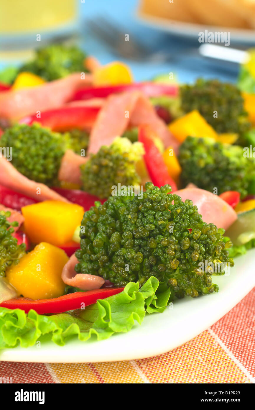 Salade de brocoli frais avec de la laitue, le poivron, le jambon, la mangue et Grenade Banque D'Images