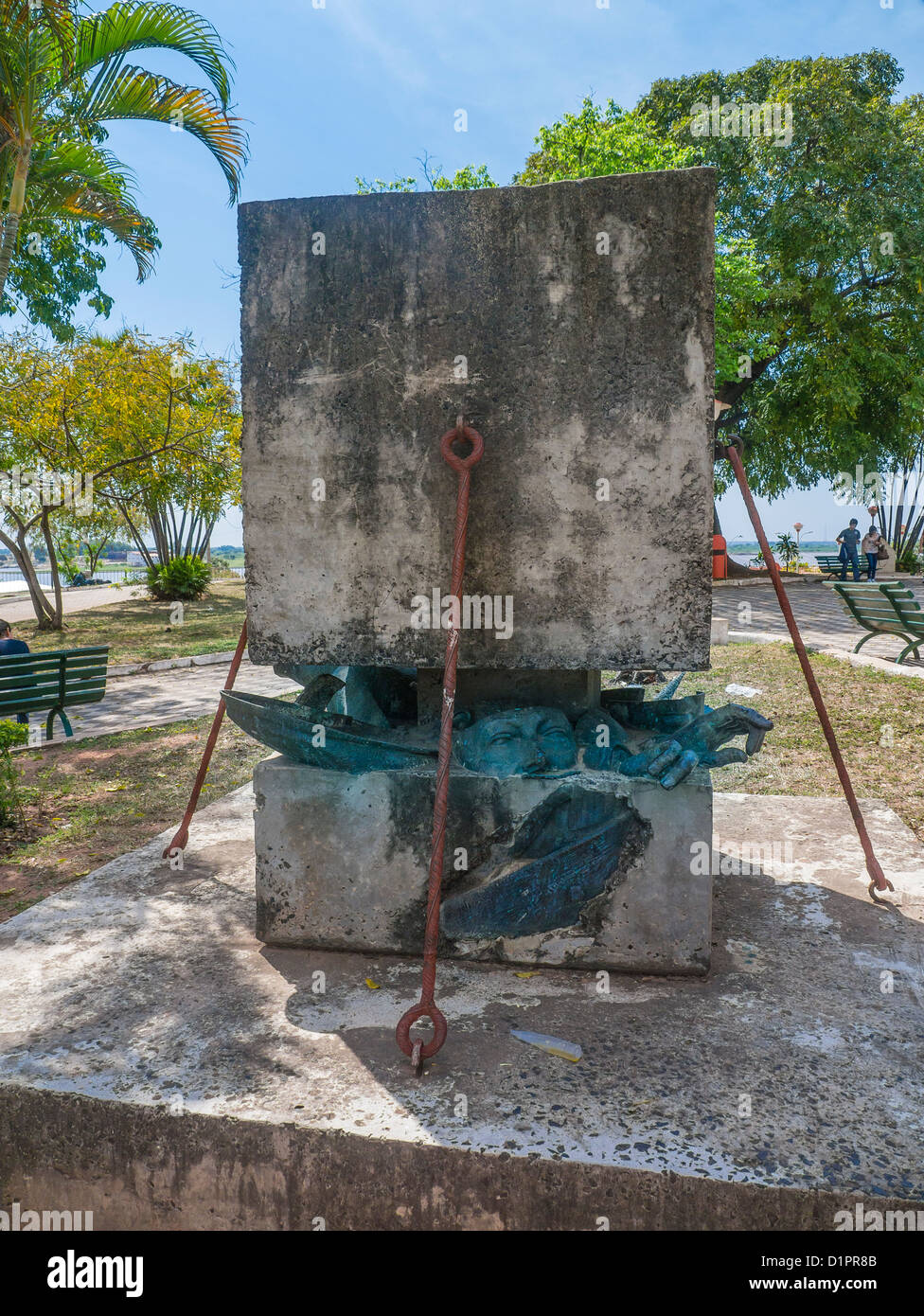 Le monument public par un message politique faite à partir des restes d'une statue de l'éliminés dictateur Alfredo Stroessner. Banque D'Images